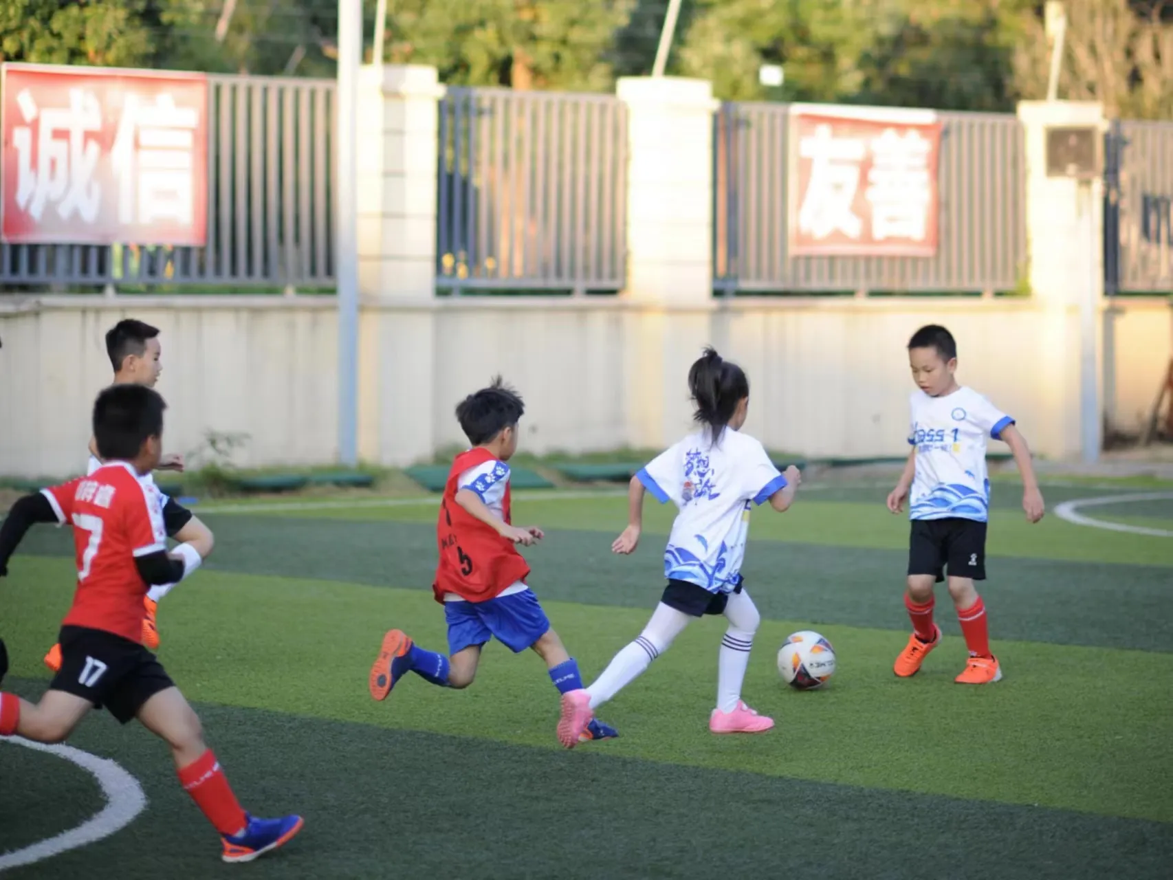 合肥稻香村小学望江路校区一位一年级的小朋友猝死，在合肥的家长圈里炸开了锅。我家孩