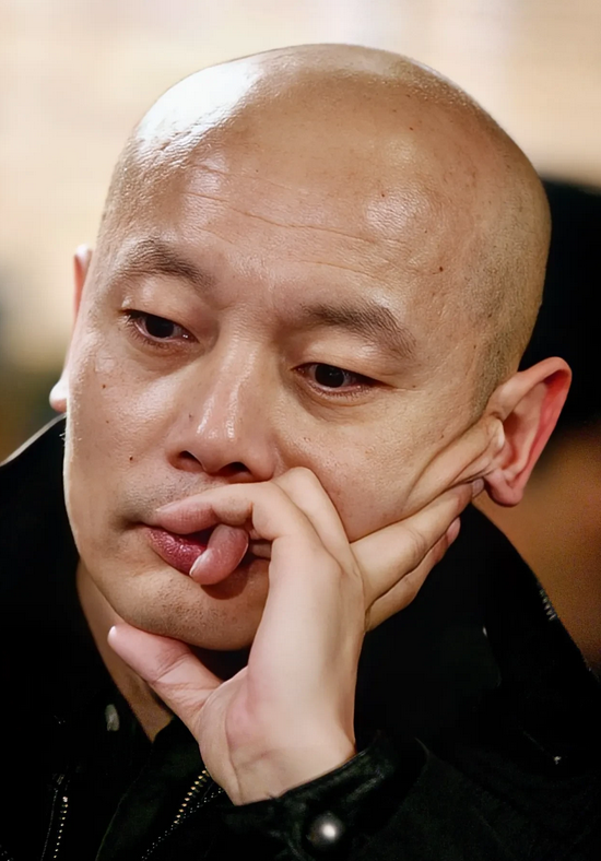 再来看葛优这句台词，一百年后也不过时！

葛优说，
一天天冒充专家，冒充上流社会