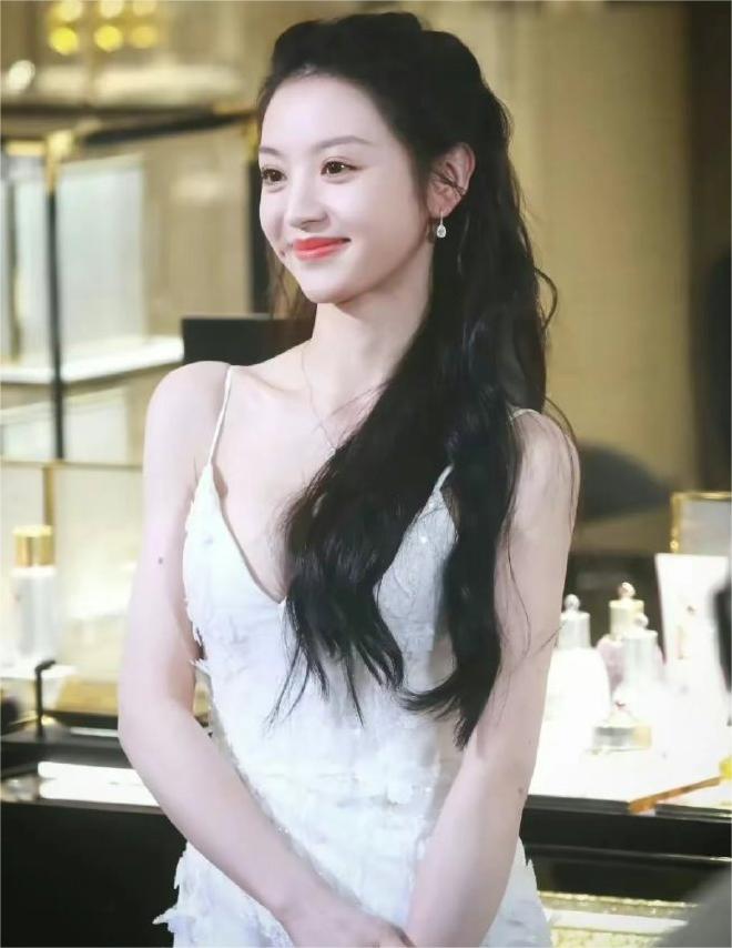 她穿着白色吊带长裙的照片，更是展现了她修长的身材和纤细的腰线。田曦薇的身材真的是