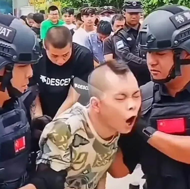 哎哟，轻点，轻点，我受伤了的。
你们是祖国的警察，咋这么不客气约！