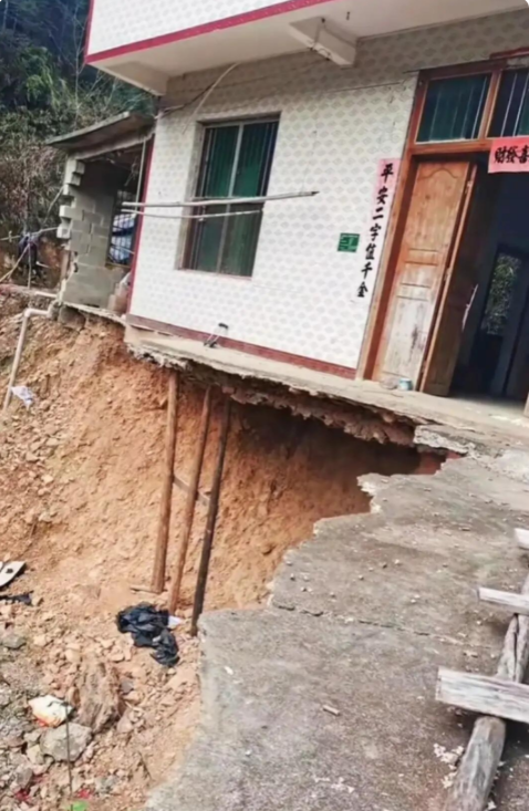 半辈子的积蓄打水漂了！

入住还不到两年，房子就开始出现了问题。

建房的时候还