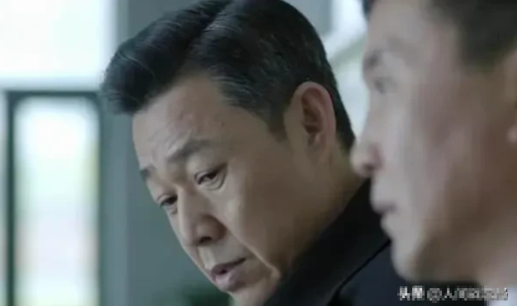 一位副处级领导有些怀念的说：我年轻时每天早起给一位女领导收拾屋子。扫地、拖地、浇