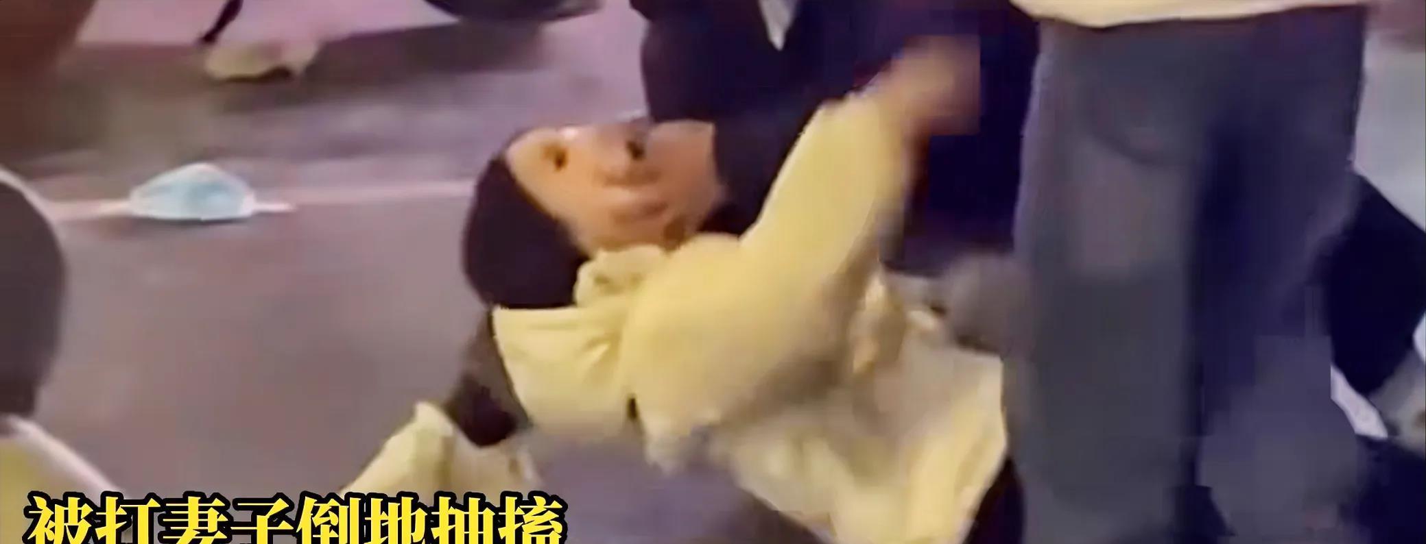 男人出轨，暴打妻儿，妻子急火攻心，当场倒地抽搐昏死过去。

街头男人带着小三刚下