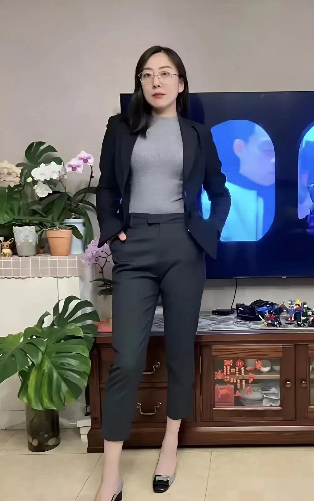 自打老婆当了领导，工资超过我之后，官架子十足。无论是在单位还是家里，我都要随时给