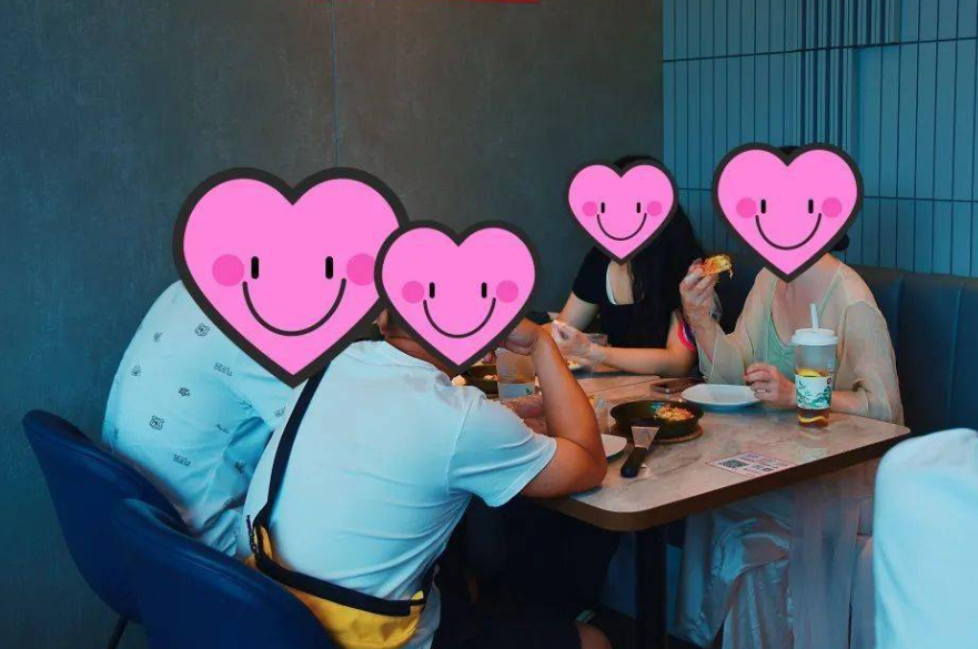 知道为什么相亲的成功率那么低？我今天算是想明白了:就是让一群最不会追女生的男生，