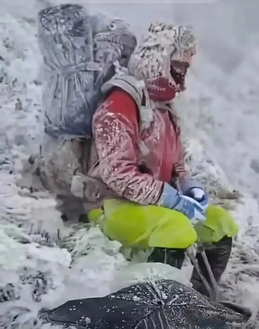 一队登山爱好者在攀登珠峰时，突然发现了这个人。他似乎静坐在石凳上，被无情的风雪覆