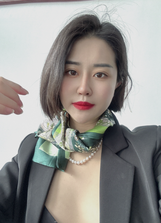 小时候总有那么一个亲戚，二十几岁了还不结婚只有过年才能见到，现在好了，我成了那个