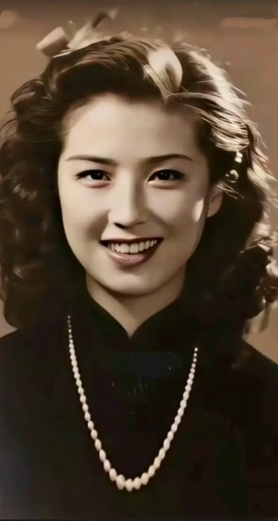 照片上的这位影星，我估计没有几个人能认识她。

但她在中国电影史上有着深刻的影响