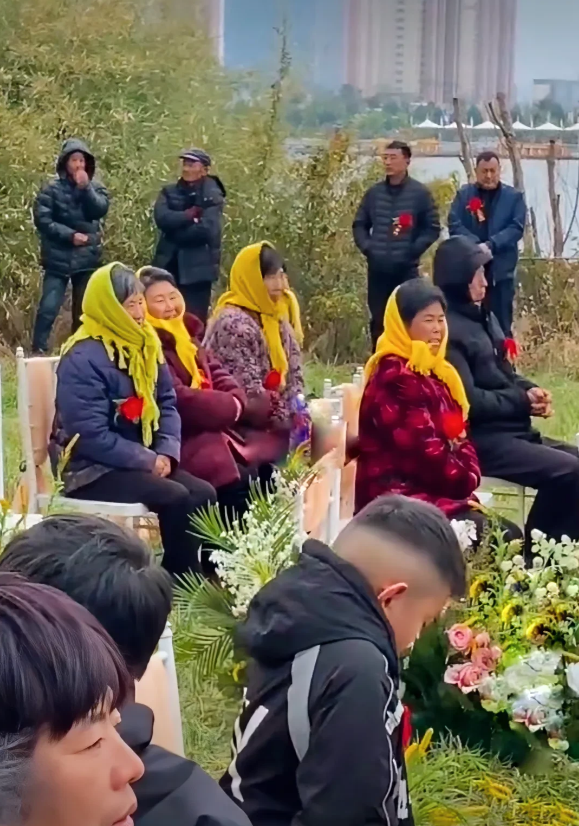 这样的草坪婚礼连摄影师都救不了啊！看得出来新郎新娘是浪漫的，仿效了西方人的草坪婚