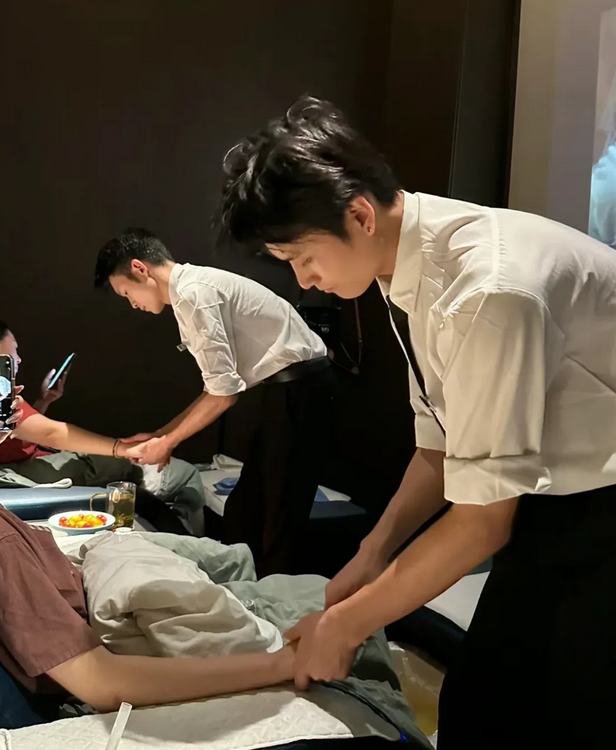 真不明白，这些大男人为什么要去抢女孩子的饭碗？