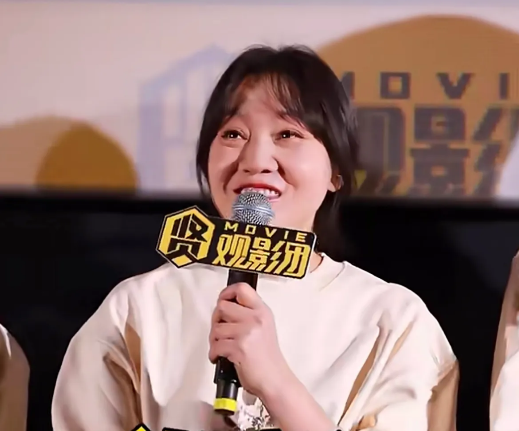 闫妮生图，一言难尽，52岁的她眼袋、眼纹、法令纹非常重，但苹果肌却非常饱满看着很