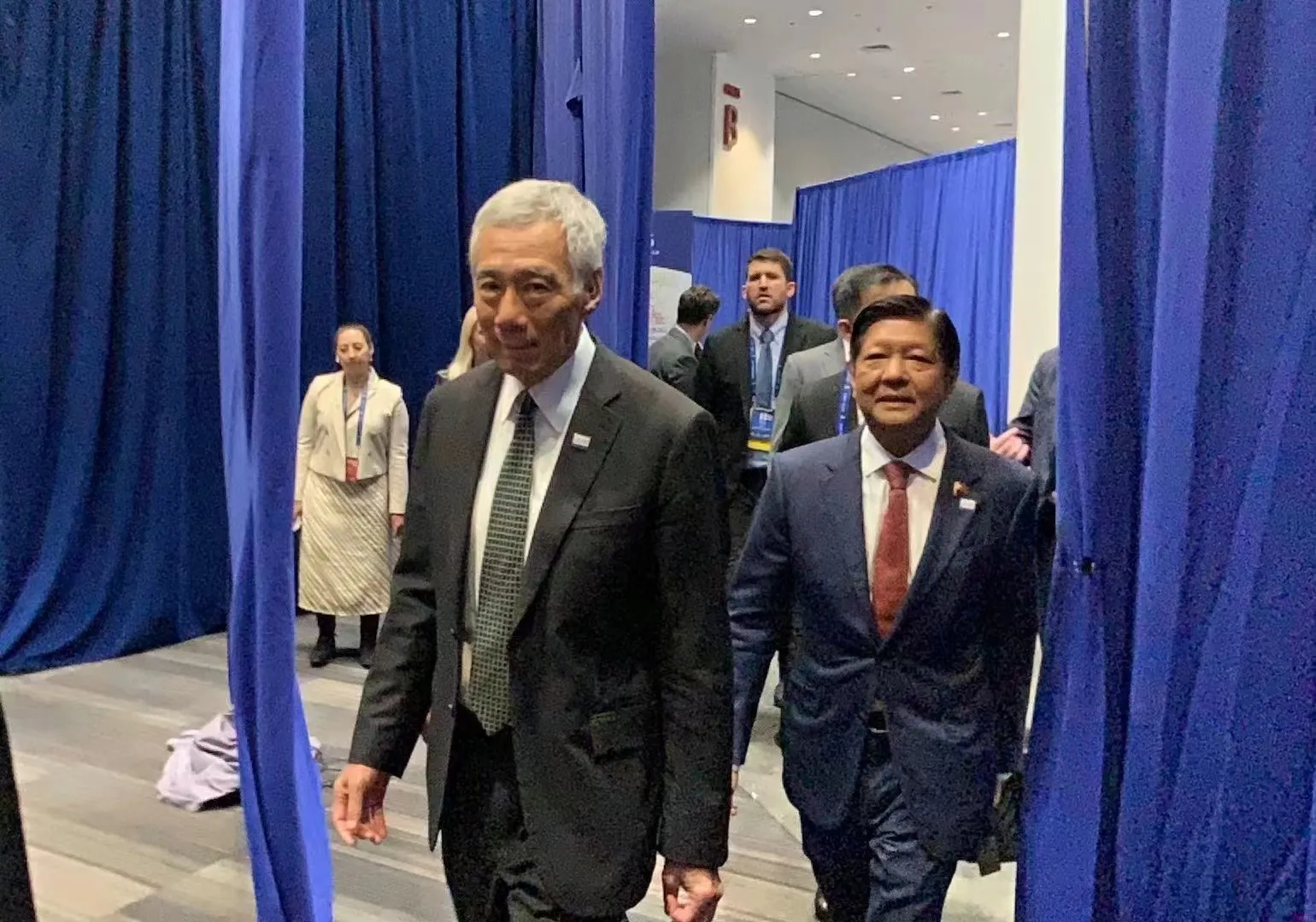 新加坡总理李显龙说：世界上最宝贵的资源是信用，要赢得别人的信任，我们必须兑现承诺