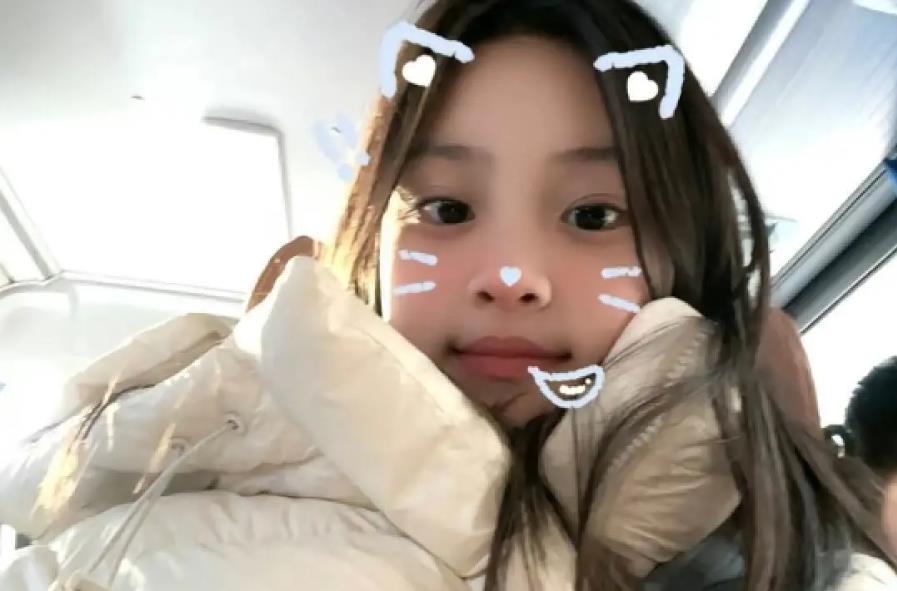 贾云馨（甜馨）是贾乃亮与李小璐的女儿，她在社交平台上发布一则视频，讲述自己为什么