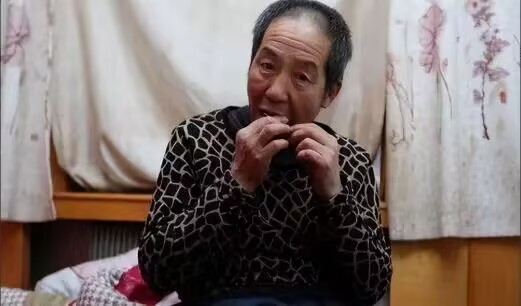 一个65岁的父亲因为思念远嫁的女儿，开了6个多小时的车去看她，但女儿因为他进门不