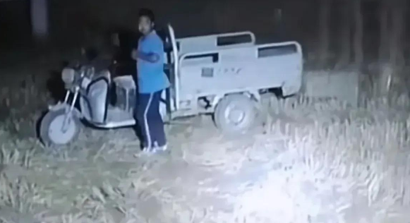 心情十分沉重！江苏徐州，深夜时分，一位收割机师傅回家途中，意外听到一块田地传来声