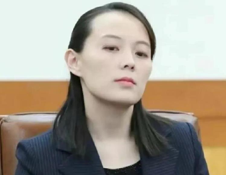 关于迎娶金与正，现任朝鲜领导人之妹，人们不禁思考，要如何赢得她的芳心？金与正长期