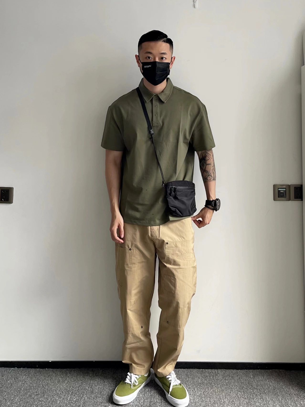 整体看起来有颜色呼应的成熟OOTD