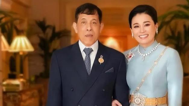 苏提达大获全胜归来亮相春耕节，王后“黑化”，挑战画烟熏妆