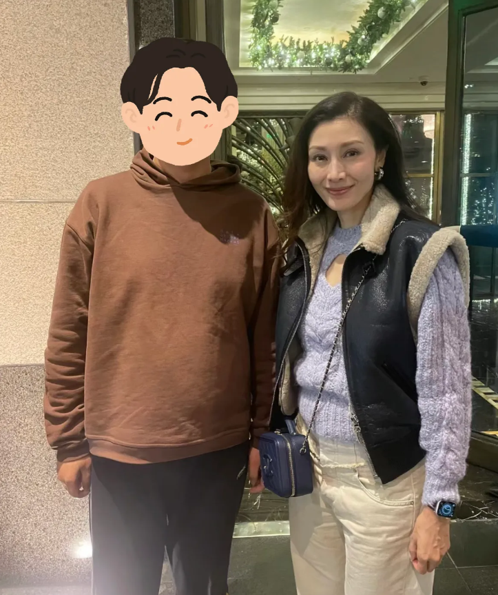 上海偶遇李嘉欣，衣品一般，本人还是能看出年纪的！
53岁的她虽然身材高挑苗条，保