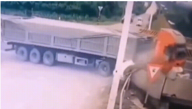 
轿车粉身碎骨，不知道驾驶员还有没有后悔的机会？视频中，尽管大车拼命的按喇叭，可