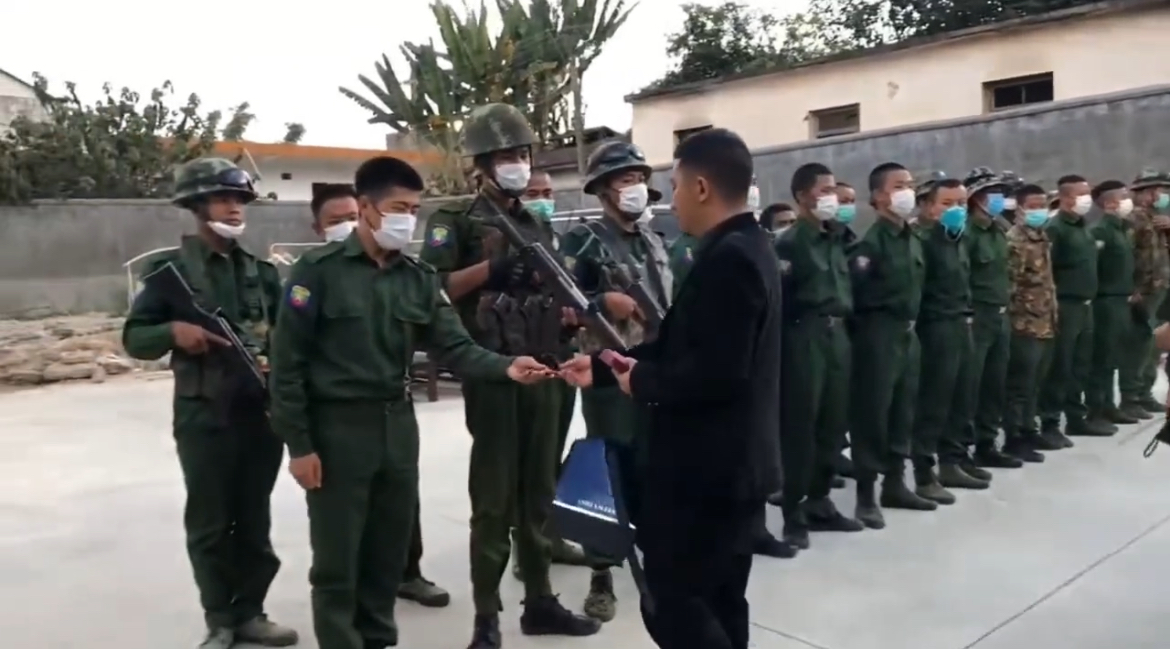 大限将至，缅北十大电诈通缉犯之一的刘积光每天都忙给警卫们发红包，生怕这帮警卫为了
