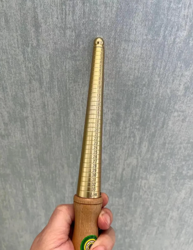 捡到一根棍棍，金晃晃的还有从小到大的一圈圈刻度，见多识广的老铁们认识这是啥物吗？