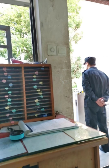 说男人的尽头是保安，女人的尽头是保洁，朋友男、年方42，入职学校保安，白班早七到