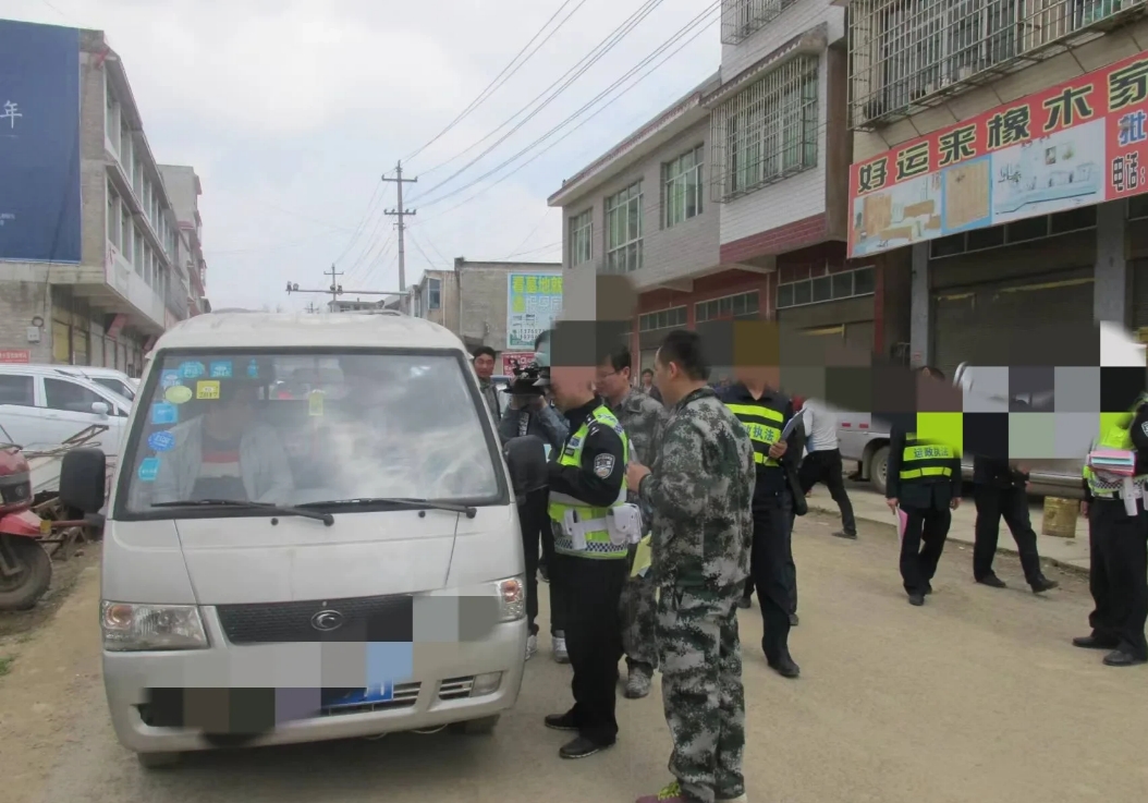 广西南宁，一男子为防止开车犯困，准备带两位老乡陪他聊天。车辆未启动就被交通局执法