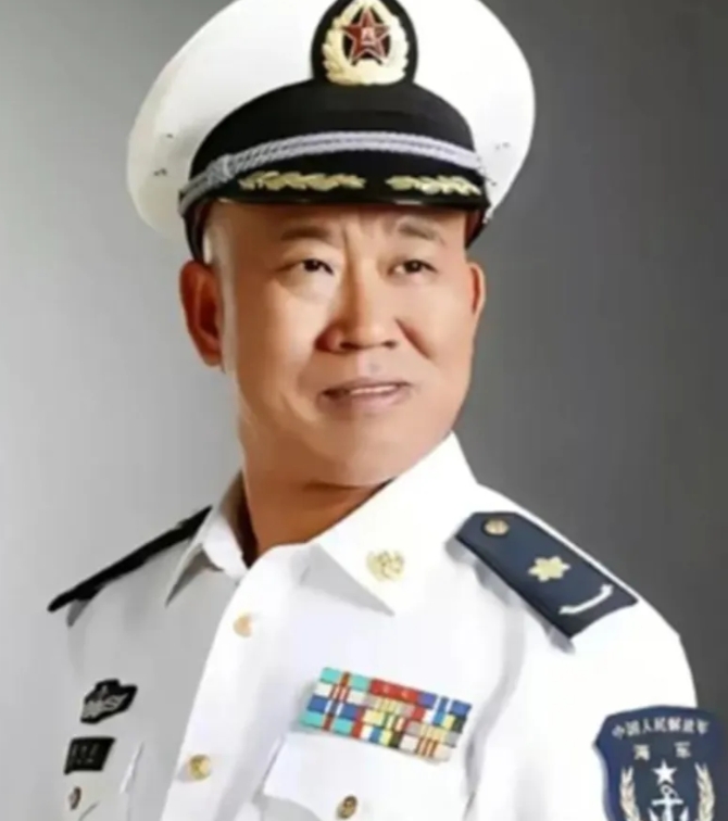你因穿上戎装威武鲜亮，
戎装却被你玷污了神光。
总以为你只是剧中的小丑，
却原来