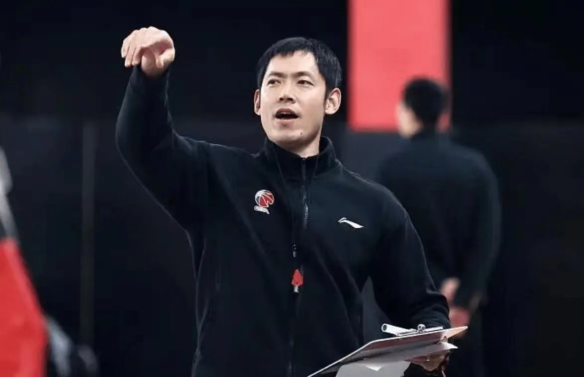 天津队的策略完美奏效，从一开始就让广东队落入到他的陷阱中：
天津队轮休了主力后卫