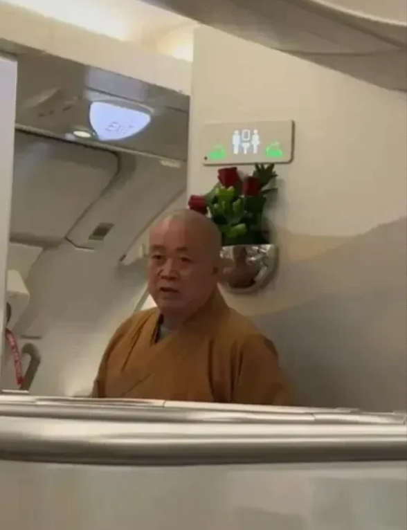 在巴以冲突，日益激烈的敏感时期，少林寺方丈释永信大师，突然出现在去阿联酋的飞机上