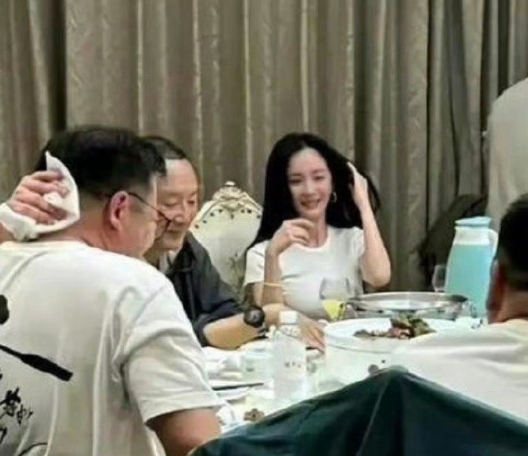 杨颖和杨幂出席饭局都是素颜，这是对自己的一种信任和胆量 ​​​
