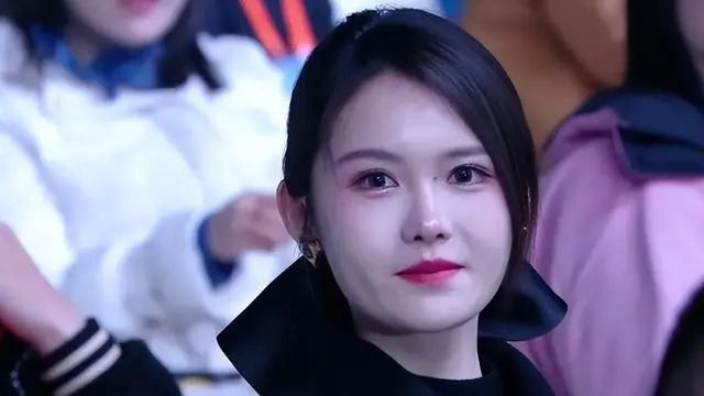 网红与Twins同台演唱会引发掉价争议，小杨哥最终获利！