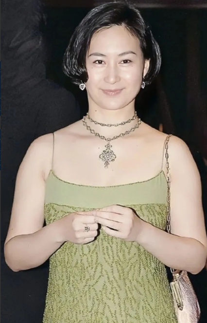 何超琼真的超自信，参加大型晚会，身材并不是很高挑的她竟然穿了一双扁平的凉拖鞋出席