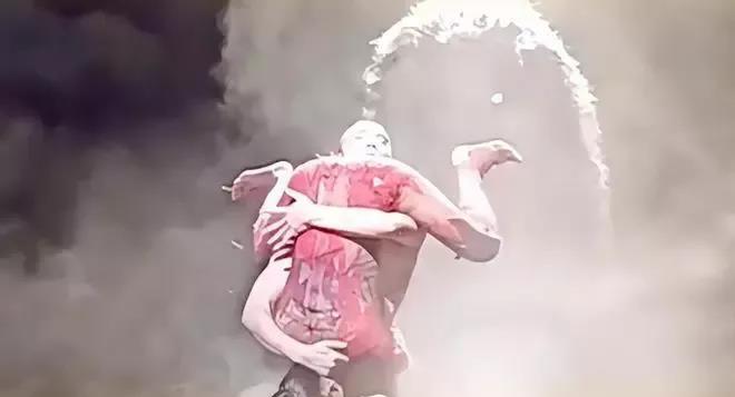 丑陋！杨丽萍上演“阴阳双修”，男女舞者颠倒紧拥闻隐私，她本人竟然说是艺术！在舞蹈
