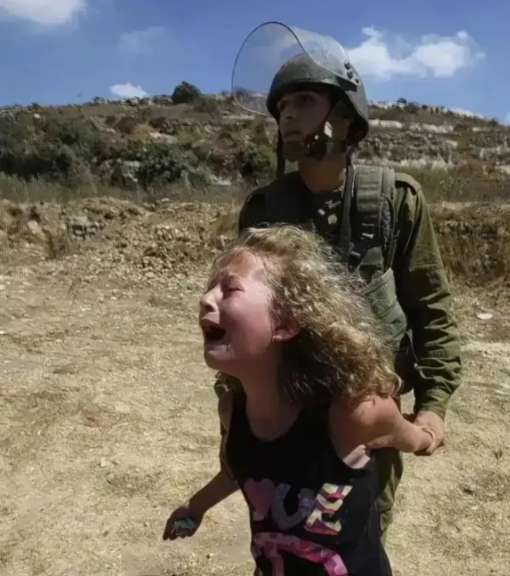 以色列士兵抓获了一个手无寸铁的巴勒斯坦小女孩哭😭，直接开启虐杀模式，巴勒斯坦小