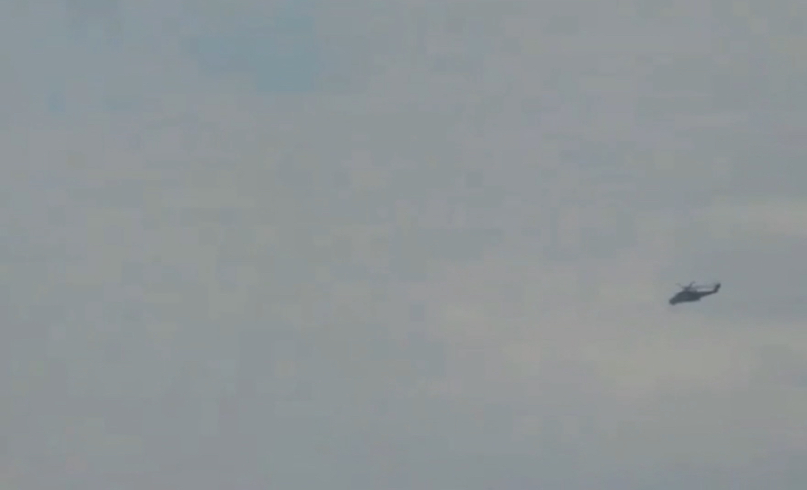 强5型攻击机低空火力突袭，米35武装直升机火力扫射。缅军动真格大打出手，要利用强