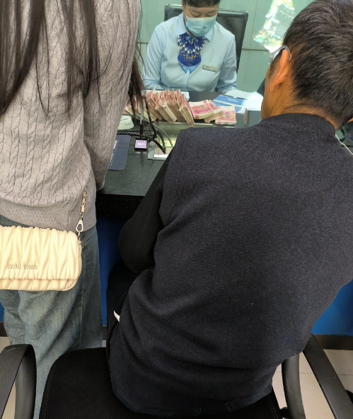 两家孩子订婚，男方很满意姑娘，就给了18万彩礼。姑娘很高兴，想着自已只有初中学历