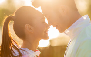 前女友为了钱和肥老头在一起，我和白富美未婚妻订婚后，她又回头求我给她个名份……