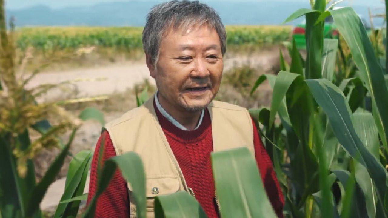 范伟首次和岳云鹏合作，不禁感慨：咱们相声演员能走出来，不容易