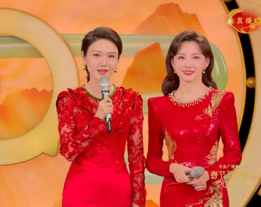 我问老公这两个女人，谁长得好看？
老公看了一眼，说:“左边的！”
我又仔细看了看