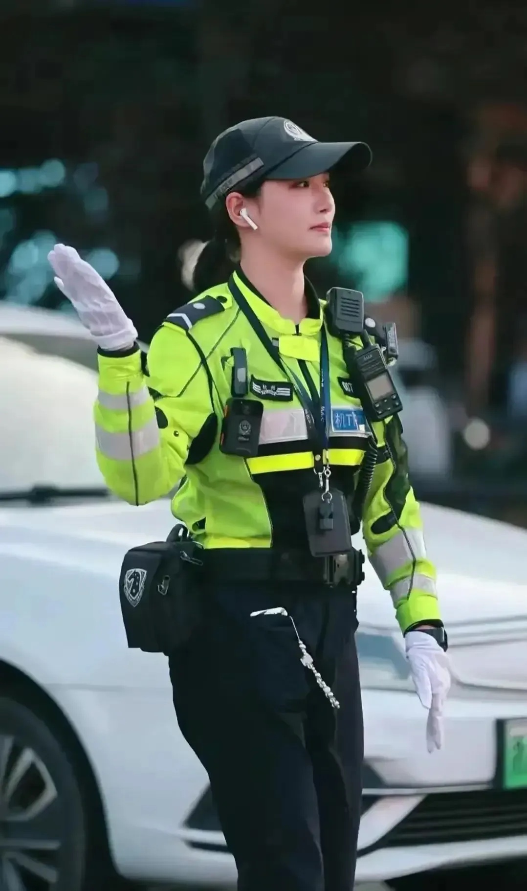 同事的儿子985大学毕业后，托关系进入县交警队，已经干了10年了，现为五级辅警。