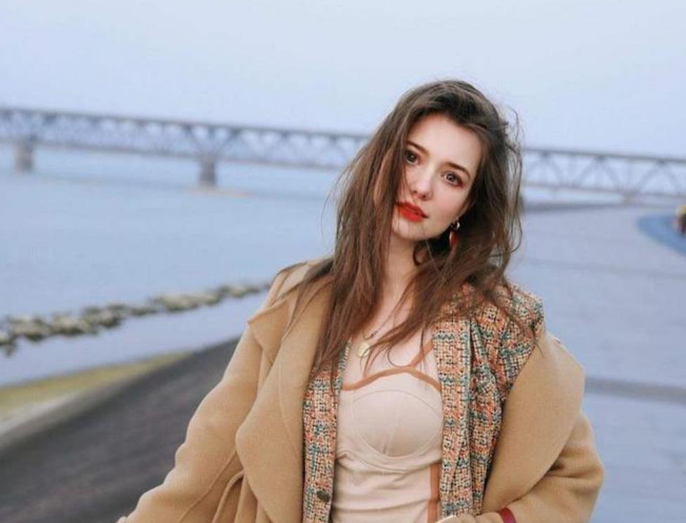 德国美女嫁到中国一年后，发现中国和德国有几个不同

第一：在中国，女人结婚后不用