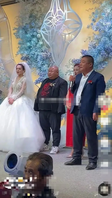 原来爱情不仅可以跨越年龄、种族、性别，还可以突破传统。
第一次看到穿运动鞋和休闲