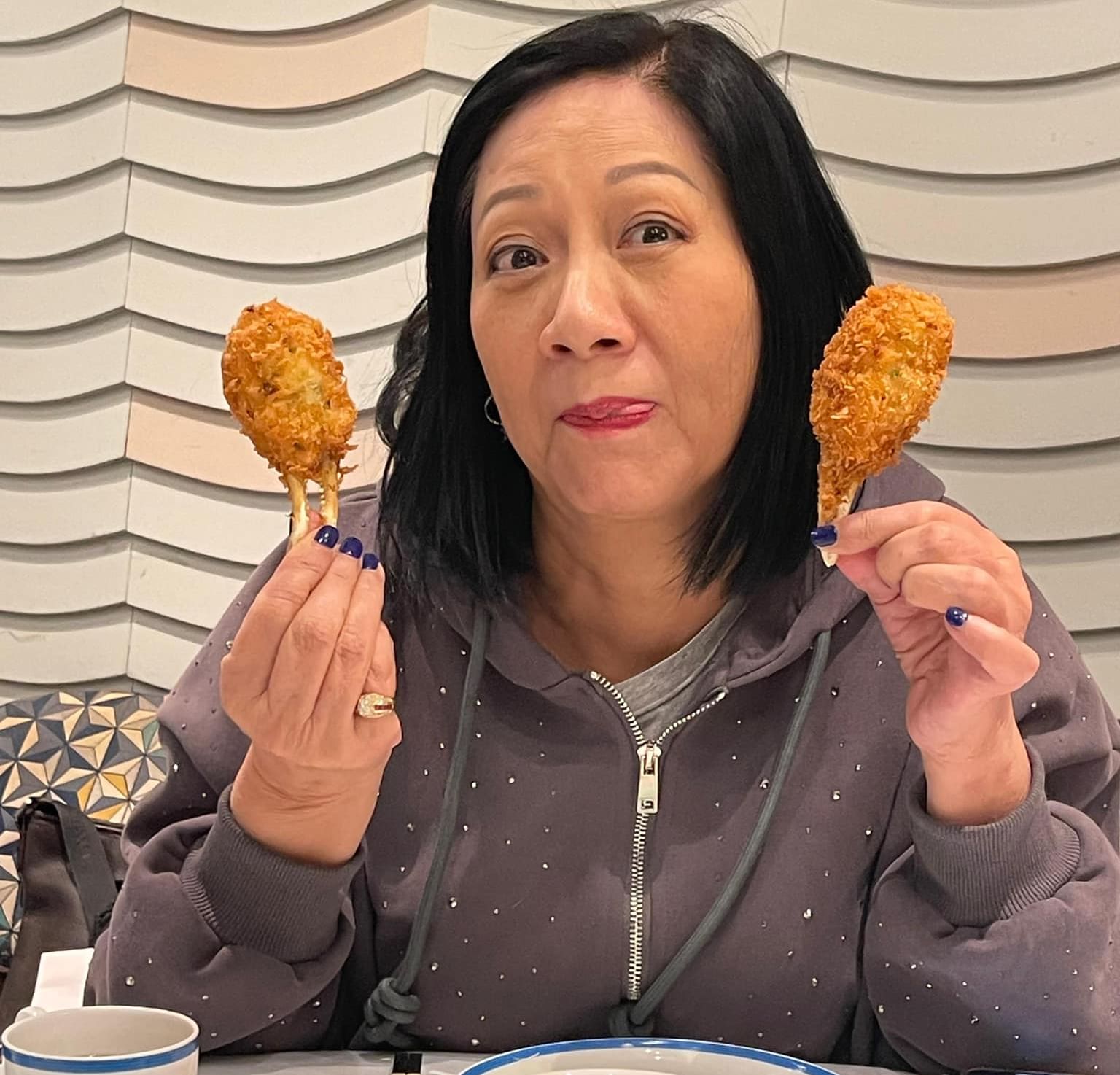 她在香港TVB拍戏很多年，一般都是饰演绿叶角色，印象最深刻参与TVB电视剧《天龙