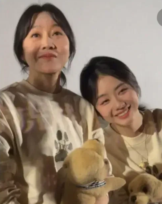 真实的闫妮：整张脸都已经垮了！
这就是不医美的样子，所以我开始理解那些做医美的明