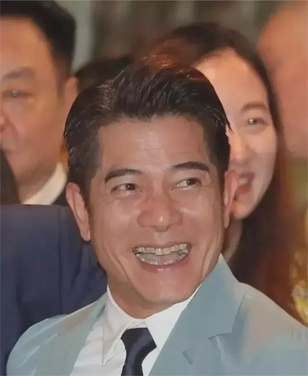 郭富城这一笑，漏出残缺不全的满口黄牙，老人味十足，老了，真的老了…