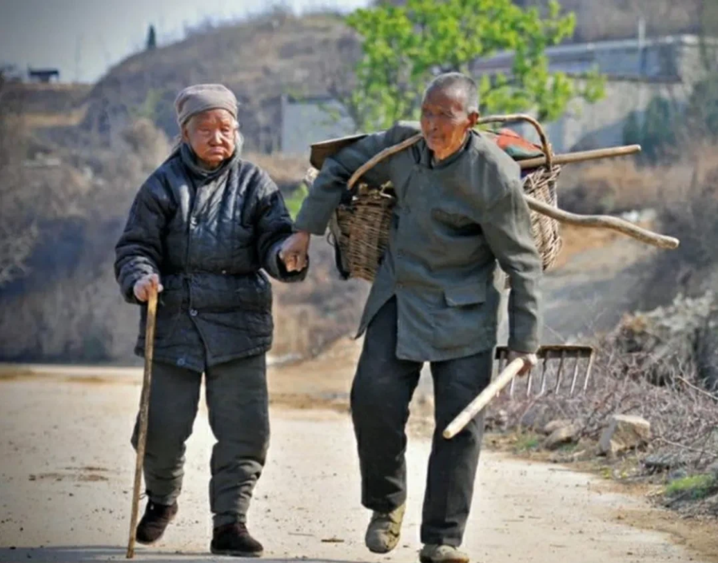 现在社会现象是
一，农民养老金每月一百多元。
二，工人退休金每月四五千元。
三，