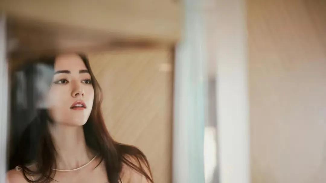 《封神》的刻意扮妖，让这位90后新人火出圈，戏外神似迪丽热巴