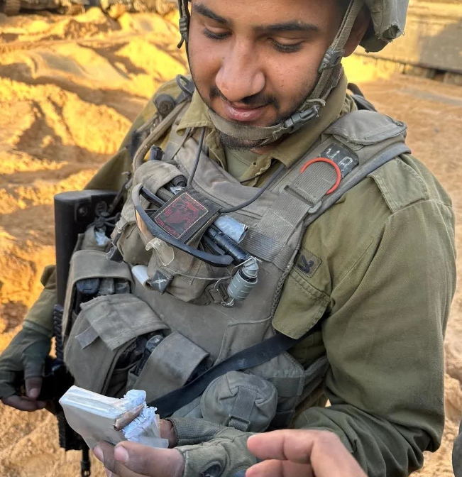 以色列国防军士兵侥幸躲过哈马斯发射的子弹，被宣传为奇迹。然而，这一说法遭到了许多